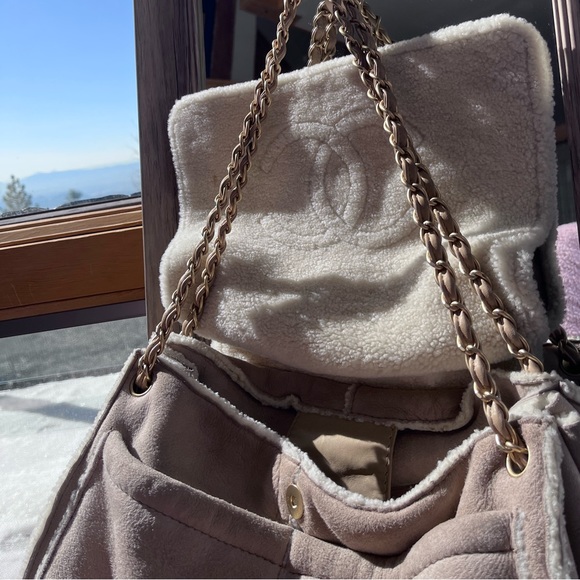 Chanel: Shearling Suede Sherpa CC Accordion Flap Chain Bag *RARE* - Picture 8 of 17